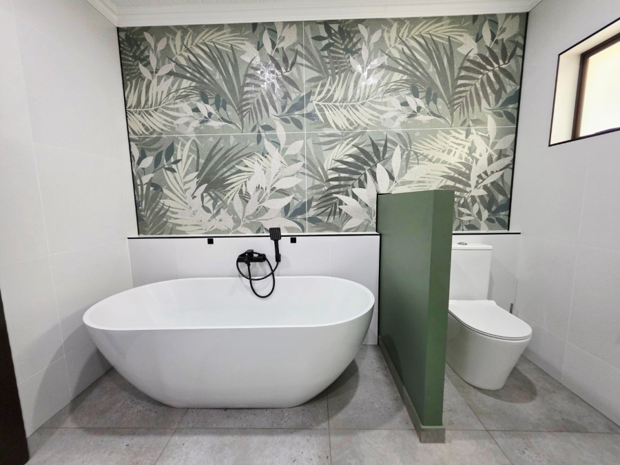 5 Bedroom Property for Sale in Langenhovenpark Free State